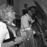 Schwabinger Saitenmusik: Claudia Grötsch an der Diatonischen und Hans Weninger am Bass